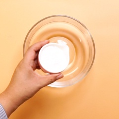 Cho hành tây lần lượt từng khoanh vào 30gr bột bắp. Áo bột đều lên bề mặt của các khoanh hành tây. Cho trứng vào chén, đánh đều. Cho 60gr bột xù vào chén sẵn. Bắc 1 chảo dầu, chuẩn bị làm hành tây chiên giòn.