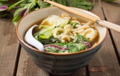 Nhoáng một cái, món mì Udon với cách làm không thể đơn giản hơn đã hoàn thành rồi. Bạn múc mì ra 2 tô và thưởng thức nhé. Sợi mì Udon dai ngon cùng nước dùng đậm đà, lạ vị thật hấp dẫn.
