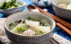 Múc canh ra tô, để nguội và dùng với cơm trắng, các món mặn.