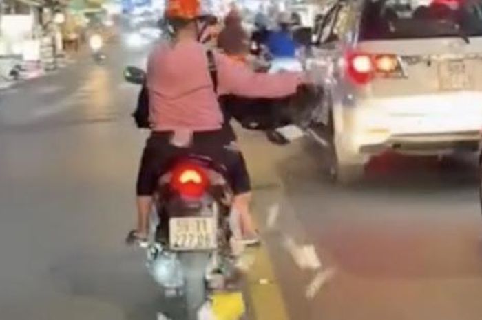 Đang lan truyền video người phụ nữ rải giấy nghi vàng mã xuống đường trung tâm TPHCM - Báo Người Lao Động