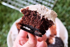 Nếu bạn đang muốn làm bánh để tặng bạn bè hay người thân thì những chiếc bánh cupcake triple oreo này là một sự lựa chọn khá tuyệt đấy. Nhanh tay lưu lại công thức và thử làm bạn nhé.