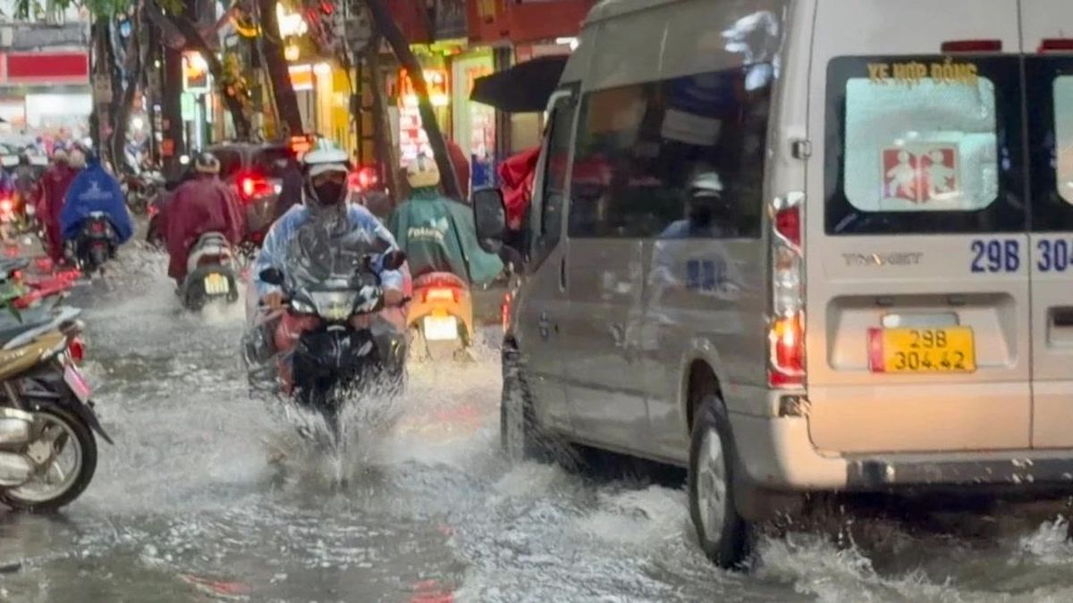 Người Hà Nội lại lội bì bõm trong cơn mưa chiều - Chuyên trang An Ninh Thủ Đô - Báo Công an nhân dân