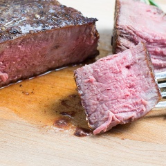 Cho Beef Steak ra đĩa, đặt 1 viên bơ lên trên mỗi miếng beef steak trước khi phục vụ nhé! Với cách làm đơn giản này mong rằng chị em sẽ tận hưởng được hương vị của beef steak chính hiệu nhé!