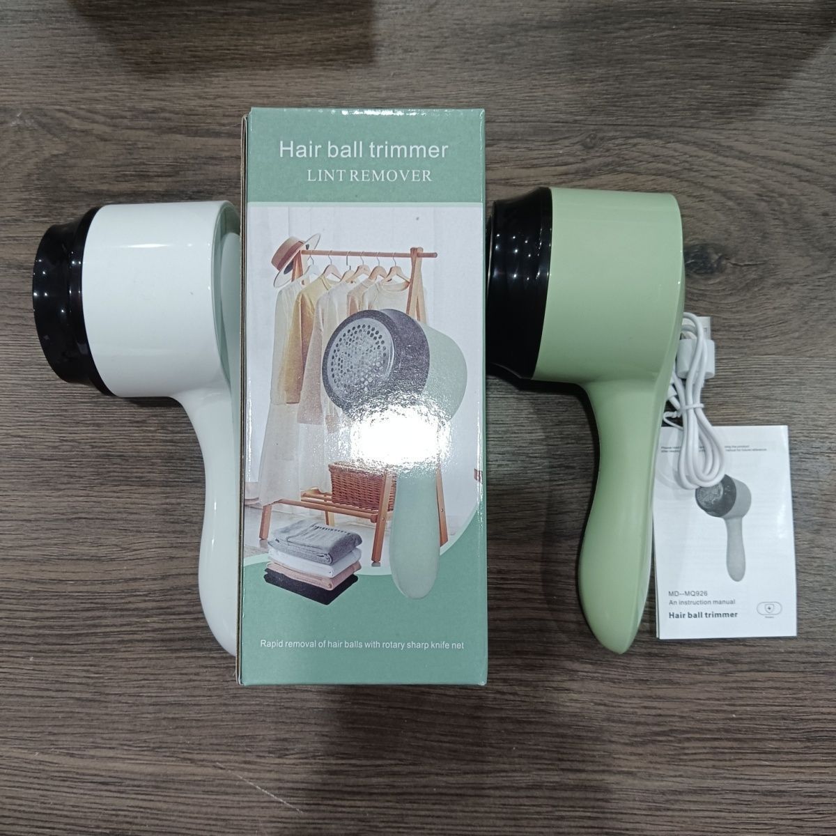 Handy lint remover with battery