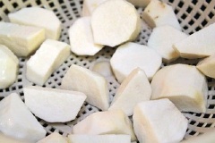 Khoai sọ gọt vỏ, rửa sạch, cắt khúc.Hành lá, ngò gai rửa sạch, cắt nhỏ.