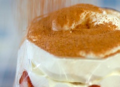 Khi dùng, lấy cốc tiramisu dâu ra. Cho bột dâu tây lên bề mặt, vài lát/ 1 trái dâu tây lên trên cùng và tha hồ thưởng thức.