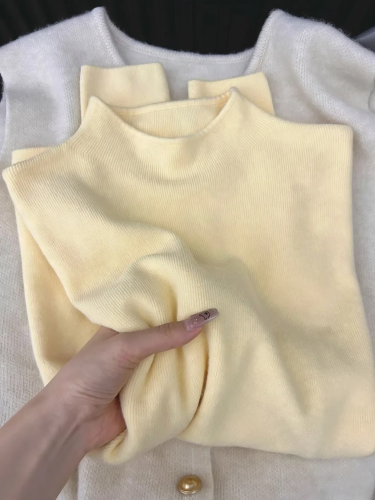 Elegant women's knitted pullover with half collar