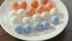 Bánh trôi: Nặn từng viên bột nặng khoảng 10gr, sau đó cho viên đường thốt nốt khoảng 3gr vào giữa. Dùng tay miết và bao tròn kín viên nhân thành bánh hình tròn. Bánh chay: Tương tự, cho viên nhân đậu xanh vào giữa viên bột nặng 20gr, dùng tay vê tròn bánh.