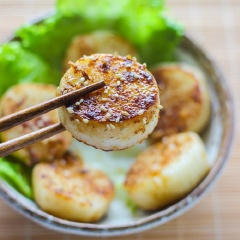 Củ mài chiên nước tương, rắc chút mè rang, bày ra dĩa cùng rau Nhật và chỉ việc thưởng thức thôi nè. Chúc bạn ngon miệng với món ăn vặt cực ngon, đậm đà và khá lạ miệng này của Nhật nha.