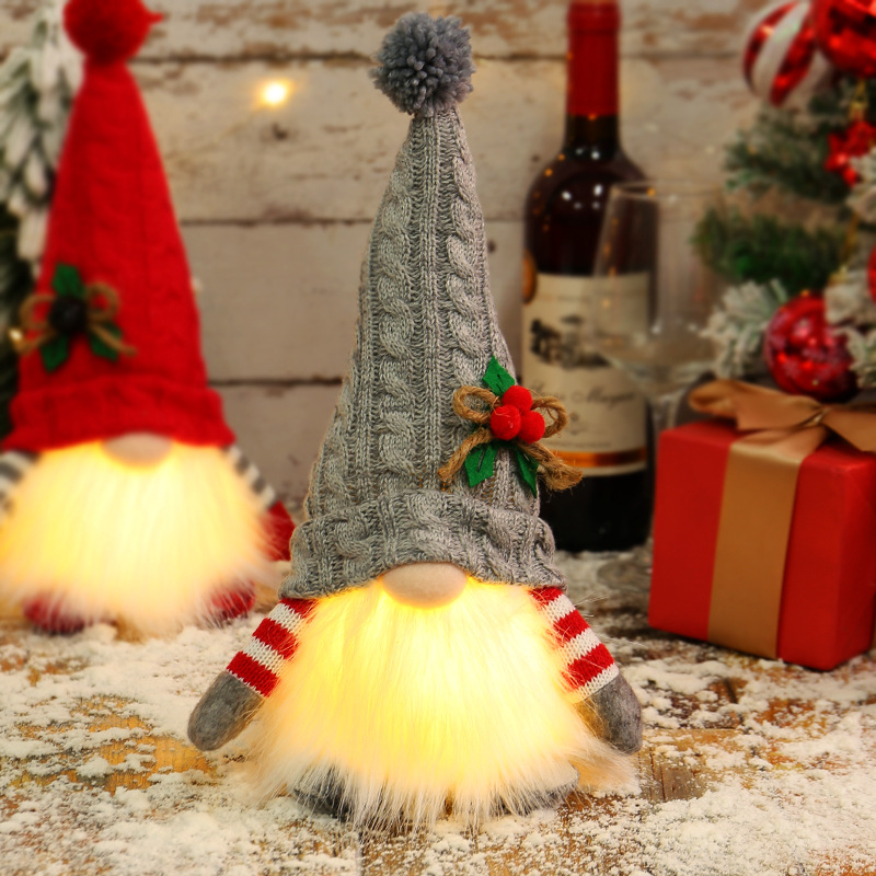 Leuchtender Weihnachtswichtel mit Strickmütze