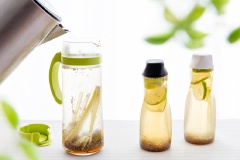 Tiếp đó cho mật ong, nước cốt chanh, chanh xắt lát, hạt chia vào bình thủy tinh lớn rồi chế nước gừng sả vào (bạn chế luôn cả phần sả gừng vào nhé). Khuấy đều lên là xong rồi đó. Bạn có thể uống nóng hoặc lạnh tùy thích nha.