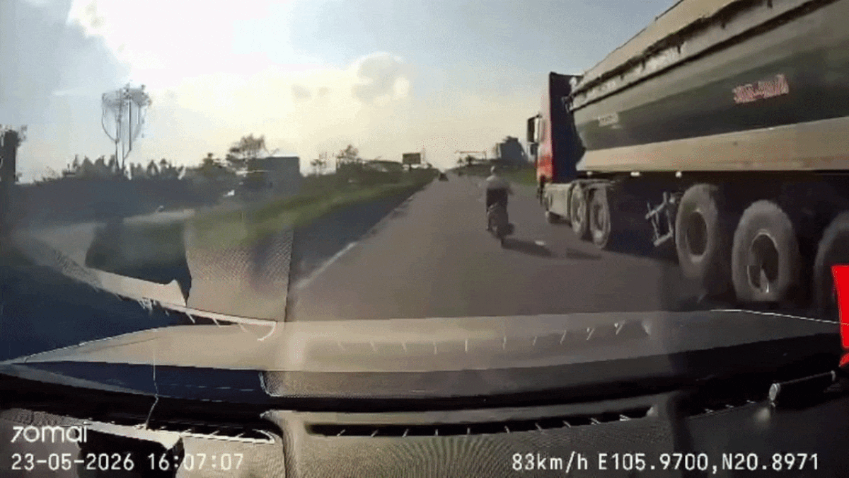 Clip: Xe máy chạy gần 90 km/h, rung lắc rồi ngã nhào trước mũi ô tô - Báo Tiền Phong