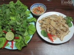 Trộn đều tai heo với thính gạo, lá chanh. Món này ăn kèm với xà lách, lá sung, ngò rí, lá bạc hà và nước chấm chua ngọt.