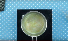 Cho khoai tây đã hấp chín vào, khuấy súp thịt bò khoai tây đều tay. Tắt bếp, nêm chút muối vào. Nếu người lớn ăn thì dùng hạt nêm.