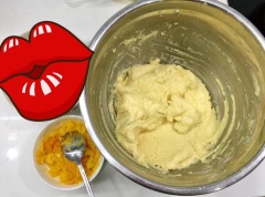 Lòng đỏ trứng muối hấp chín, nghiền nhỏ. Đánh 100g bơ với 50g đường cho bông lên, sau đó cho 50g kem phô mai vào đánh cho bông hoà quyện. Cho 2 lòng đỏ trứng vào hỗn hợp bơ trên, đánh quyện sau đó cho 100g kem whipping vào rồi đánh cho bông. Cho tiếp 210g bột mì, 50g sữa bột, 1/8 muỗng cà phê muối vào trộn đều cho đến khi hỗn hợp bột khô dễ tạo hình thì ngưng. Không trộn lâu quá sẽ dai. Bỏ bột vào ngăn mát tủ lạnh 1 giờ, sau đó đem ra chia làm 3 để trộn riêng với mỗi loại trứng muối cùng nho khô, việt quất, yến mạch, hoặc có thể kết hợp tùy thích.