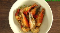 Ướp tôm đã chiên với 15gr hành tím băm, 15gr đầu hành, 1 muỗng canh hạt nêm, 1 muỗng canh đường, 1 muỗng canh nước mắm cùng phần nước gạch tôm. Trộn đều rồi ướp tôm khoảng 15 phút cho thấm gia vị.