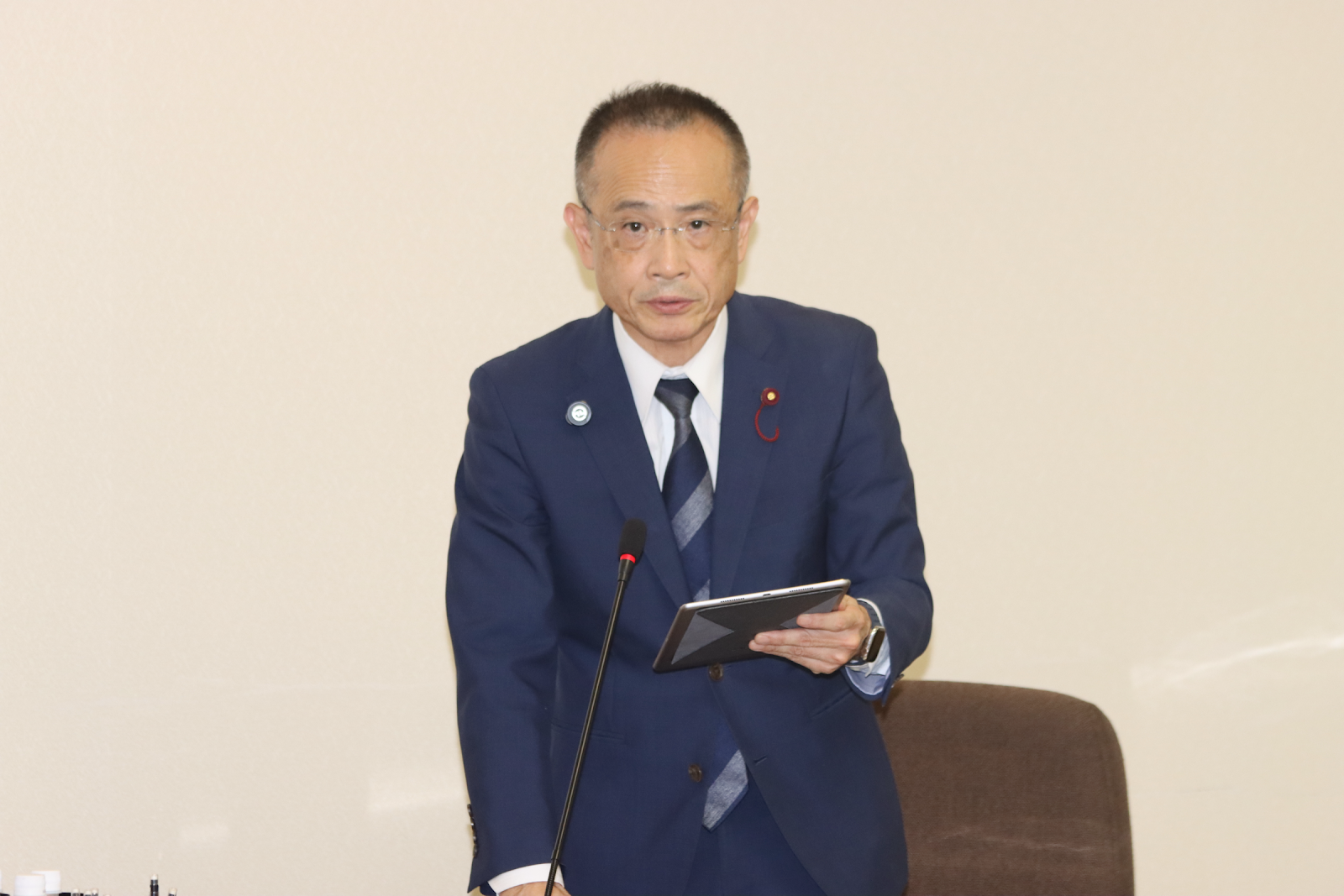 委員会で質問する堂下豊史