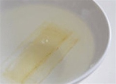 Pha trà, cà phê và đường với 330ml nước nóng. Ngâm gelatine vào nước lạnh khoảng 10 phút cho mềm nhé!