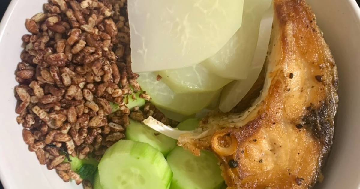 Cá trắm áp chảo + su hào+ dưa leo+ gạo lứt sấy (eat clean, giảm cân)
