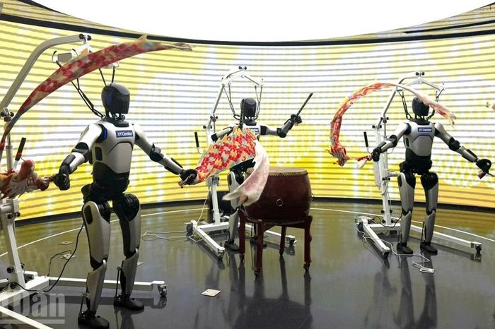 [Ảnh] Robot hình người được ứng dụng rộng rãi ở Trung Quốc - Báo Nhân Dân