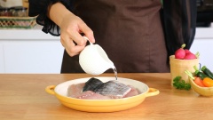 Rửa sạch 4 miếng phi lê cá thu, thấm cá cho khô rồi ướp với 3 muỗng canh rượu sake, 4 muỗng canh nước tương, xoa đều mình cá rồi ướp cá 15 phút cho thấm gia vị, sau đó rắc một lớp mè trắng lên phần da cá.