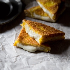 Bày sandwich ra dĩa và thưởng thức ngay khi còn nóng để cảm nhận vị ngon nhé. Sandwich kẹp phô mai chiên giòn, béo ngậy và nóng hổi cực ngon cho bữa sáng của bạn đấy. Nhanh tay thử làm ngay nhé.