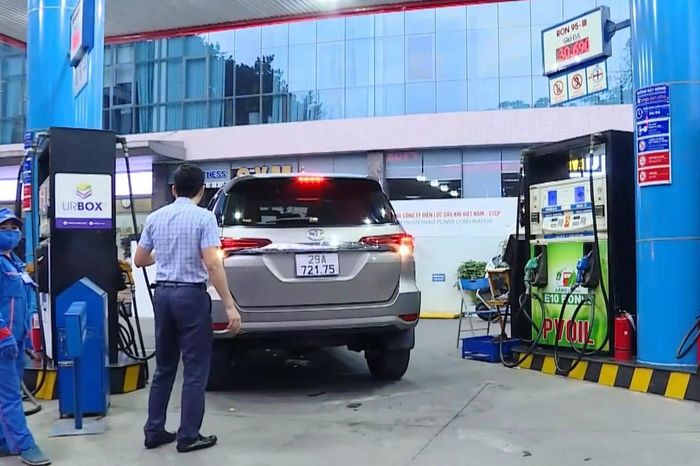 Đề xuất giữ thuế nhập khẩu xăng, dầu mức 0% đến hết 30/6 - Đài Phát thanh và truyền hình Hà Nội