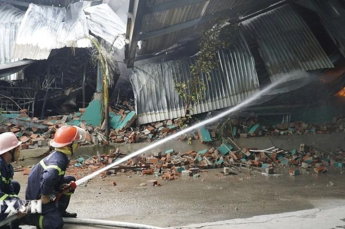 Hàng trăm người nỗ lực khống chế vụ cháy tại Khu công nghiệp Nhơn Hội A - Báo VietnamPlus