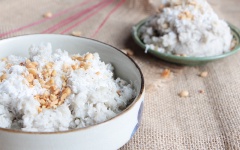 Bày trí đẹp mắt rắc thêm đậu phộng rang giã nát và thưởng thức nhé!