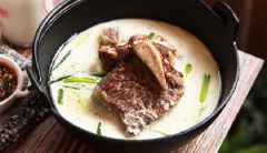 Cuối cùng, múc canh xương bò nấu sữa ra tô. Thưởng thức món ăn cùng nước chấm đã pha ở bước 1 để cảm nhận được hết vị ngon ngọt, đậm đà lan tỏa nơi đầu lưỡi với món canh xương bò hầm sữa thơm ngon theo chuẩn phong cách Hàn Quốc này.