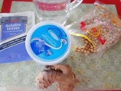 Đậu nành ngâm qua đêm, sau đó bóc bỏ vỏ (nếu muốn tào phớ trắng). Cho đậu nành và nước lạnh vào máy xay nhuyễn. Lọc hỗn hợp sữa qua rây hay tấm vải mỏng, bỏ bã. Lá gelatine ngâm vào nước đá lạnh 15 phút.