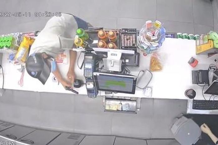 Video cận cảnh đối tượng cầm vật giống súng vào cửa hàng tiện lợi cướp tài sản - Công An TP.HCM