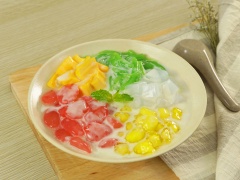 Cắt 200gr mít thành miếng vuông vừa ăn. Cho hạt đác, thạch củ năng, thạch dừa, mít, bánh lọt vào chén, thêm đá bào và rưới nước sữa dừa lên trên là hoàn tất. Những ngày nóng mà nấu chè hạt đác giải nhiệt thì tuyệt vời hơn cả.