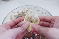 Trải vỏ hoành thánh ra mặt phẳng, dùng muỗng múc một muỗng nhân cho vào giữa (nên cho ít nhân thôi nhé) rồi xếp thành hình tùy ý thích (bạn có thể làm giống như hình dưới đây). Dùng nước hoặc trứng đã đánh tan để làm chất kết dính vỏ bánh lại nha. Làm như vậy cho đến khi hết nguyên liệu.