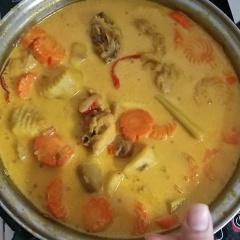 Tiếp tục, cho sữa đặc đã pha vào nồi và đun sôi lại. Nêm nếm lại gia vị cho vừa ăn theo khẩu vị của gia đình. Tắt bếp, hành tây cắt múi cau bỏ vào nồi.