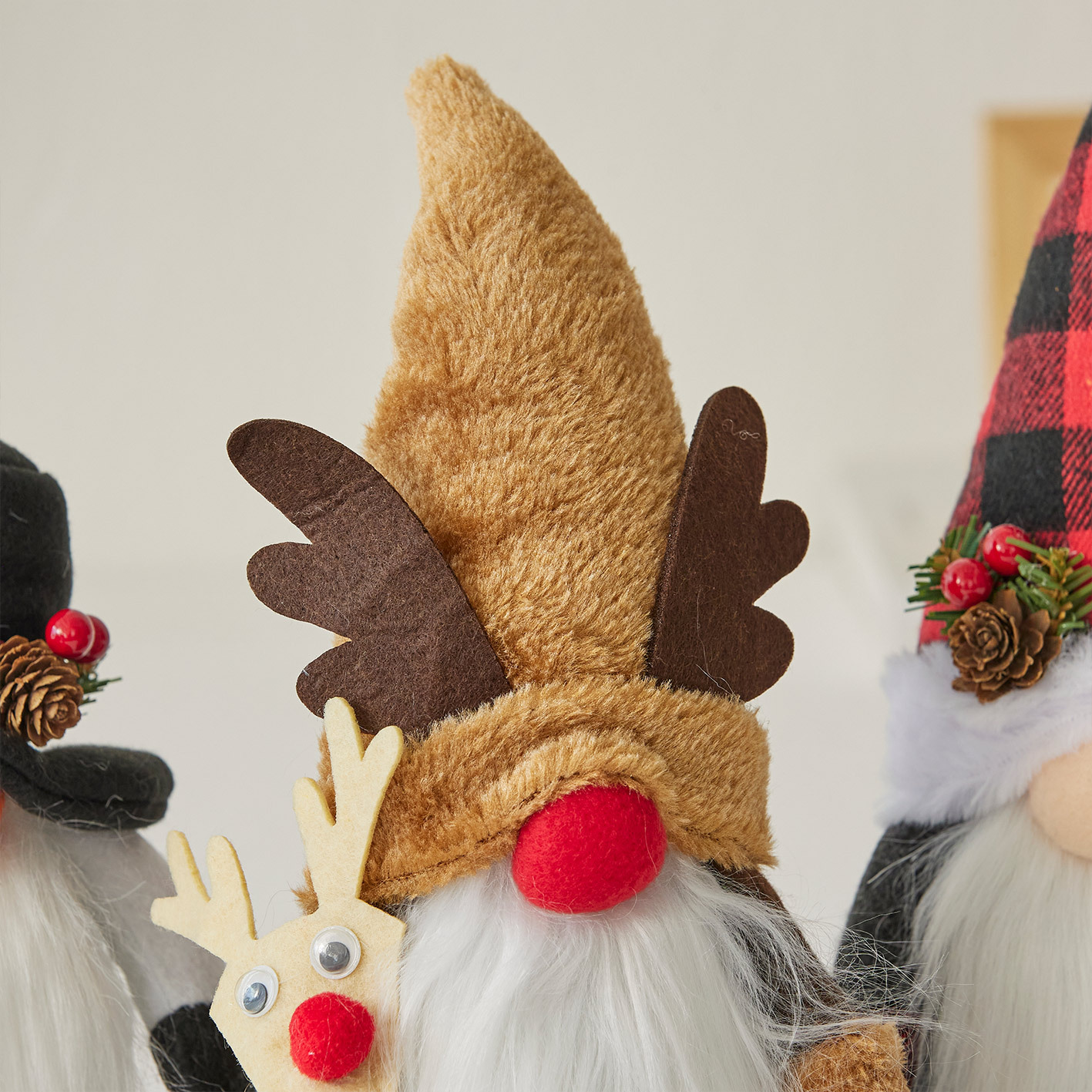 Dekorative Zwergen- und Weihnachtsfiguren aus Stoff