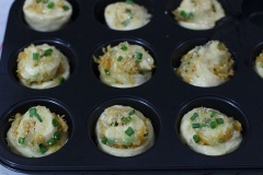 Dùng dao cắt chia đều thành 10 phần bằng nhau cho vào khuôn, rắc ít mè, hành lá và ít sốt mayonnaise lên trên từng khoanh bánh và đậy khăn lại đem ủ lần 2 (khoảng 30 phút).