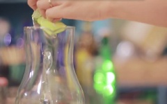Cho dưa chuột, chanh, lá bạc hà và nước vào lọ chứa hoặc chai thủy tinh.