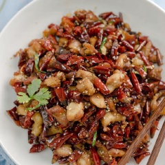 Cho thịt gà chiên giòn rang ớt cay thơm ra đĩa dùng nóng với cơm rất tuyệt. Đây là món ăn siêu cay thích hợp cho các bạn chuộng những món cay nhé! Món này ăn trong những ngày lạnh rất là hợp luôn nhé!