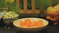 Trứng muối rửa sạch, ngâm lòng đỏ trứng trong rượu hoặc bia để khử tanh. Nướng sơ trứng muối trong lò với nhiệt độ 150 độ C trong 3 phút.