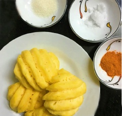 Trái thơm đem gọt vỏ, bỏ mắt, bổ dọc thành những miếng dài. Lưu ý ở món thơm lắc này, bạn không cần phải cắt bỏ phần lõi thơm đi nhé, bởi lõi của trái thơm sẽ làm cho miếng thơm được giòn hơn. Hơn nữa, ở phần lõi thơm chứa nhiều dưỡng chất có lợi cho cơ thể, tốt cho việc phòng tránh các bệnh viêm nhiễm.