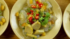 Trộn đều mỡ hành với bánh bột lọc, thêm bánh mì nướng giòn, chả lụa chay, nước mắm chay rồi thưởng thức thôi. Bánh bột lọc mềm mềm dai dai, nhân đậu xanh rất thơm, ăn chay mà ngon và hấp dẫn như vậy rồi chắc là các bạn sẽ muốn ăn hoài luôn đúng không. Cùng trổ tài đãi gia đình một bữa bánh bột lọc chay thanh đạm vào những ngày ngán thịt cá nhé.