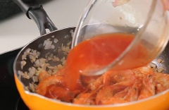 Cho tôm vào, đảo đều khoảng 5 phút. Đổ hỗn hợp đã pha ở bước 2 vào, nấu cùng.