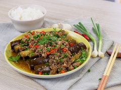 Trình bày món ăn ra dĩa, rắc hành lá và ớt hiểm thái nhỏ lên trên, rồi cho thêm một ít hạt mè trắng rải đều rồi thưởng thức với cơm nóng thì ngon tuyệt.