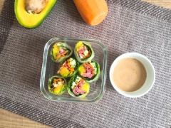 Nhúng bánh tráng vào nước cho mềm rồi sắp các nguyên liệu vào bánh tráng, cuốn là hoàn thành. Khi ăn chấm với nước xốt mè rang.