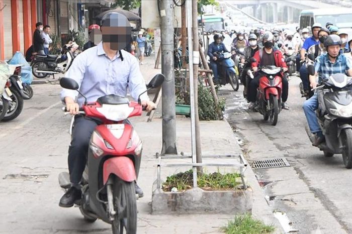 Hà Nội: Tăng cường xử lý xe máy đi lên vỉa hè - Đài Phát thanh và truyền hình Hà Nội