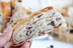 Bánh mì đậu đỏ nướng chín giòn giòn, vị bùi ngọt và thơm thoảng hương mè rất ngon. Những lúc buồn miệng và muốn nhâm nhi ăn chơi một món bánh nào đó thì bạn hãy áp dụng ngay cách làm bánh mì đậu đỏ đơn giản và dễ dàng trên đây để làm được những chiếc bánh mì nướng ngon như thế này nhé.