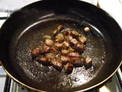 Đặt chảo lên bếp, đun nóng 1 muỗng canh dầu ăn, cho thịt bò vào xào độ 1 phút.