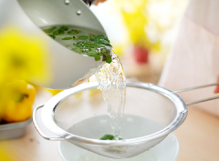 Rửa sạch lá bạc hà. Cho vào nồi, thêm vào 1 lít nước lọc, đun sôi rồi lọc qua rây thu lấy nước. Sau đó, đổ 3 gói trà hòa tan nestea vị chanh vào, khuấy tan.