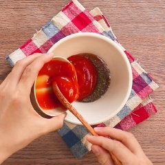 Làm nước sốt mắm: Cho vào tô nhỏ hỗn hợp 1.5 muỗng canh đường, 1 muỗng canh nước mắm,1/2 muỗng cà phê bột ngọt, 1/2 muỗng cà phê tiêu, 2 muỗng canh tương ớt, dùng muỗng khuấy đều hỗn hợp.